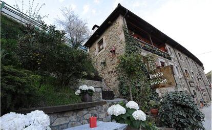 Exterior de la casa rural Posada BIstruey, en Vega de Li&eacute;bana (Cantabria). 