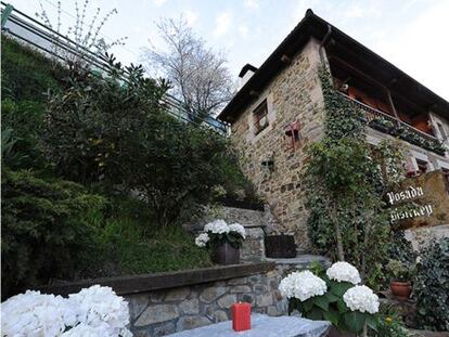 Exterior de la casa rural Posada BIstruey, en Vega de Li&eacute;bana (Cantabria). 
