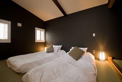 Habitación del Kimamaya Boutique Hotel, en Hokkaido (Japón). El proyecto arquitectónico lo firma Koichi Ishiguro, quien eligió materiales sostenibles, renovables y reciclados.