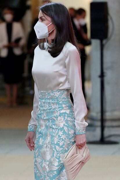 La reina Letizia con el mantón de manila reconvertido en falda de Duyos.