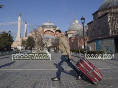Un visitante del distrito tur&iacute;stico de Sultanahmet, Estambul, este martes.