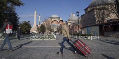 Un visitante del distrito turístico de Sultanahmet, Estambul, este martes.
