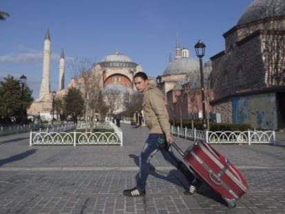 Un visitante del distrito tur&iacute;stico de Sultanahmet, Estambul, este martes.