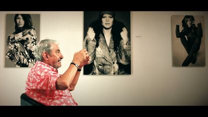 César Lucas, ante retratos suyos de Marisol, en una de las entregas de 'Detrás del instante'.
