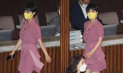 Un vestido colorido basta para sembrar la polémica en Corea del Sur. Según recoge The Guardian,  Ryu Ho-jeong, quien a sus 28 años es la miembro más joven de la asamblea nacional del país, recibió condenas y elogios tras ser fotografiada en la cámara de la asamblea nacional en lo que los medios locales describieron como "un minivestido rojo" a principios de esta semana. Su elección de ropa, un vivo contraste con los trajes oscuros y las corbatas que usan la mayoría de los parlamentarios masculinos, provocó una avalancha de comentarios misóginos en la red.

Uno, que apareció en un foro de Facebook para partidarios del gobernante partido demócrata, dijo que Ryu, miembro del pequeño y progresista partido Justicia, "parecía como si hubiera venido a la cámara de la asamblea para cobrar el pago de las bebidas alcohólicas", según la agencia de noticias Yonhap.
La parlamentaria lució  un vestido rojo cruzado, destacando entre sus compañeros legisladores vestidos de traje. Fotos de ella caminando por un pasillo durante la sesión plenaria se viralizaron tras la sesión.
"Creo que [Ryu] debería concentrarse mejor en hacer el trabajo en la Asamblea que en promocionarse", escribió el miércoles la alcaldesa de Bucheon, Jang Deog-cheon, miembro del Partido Demócrata (DP). "¿Está tratando de llamar la atención con su apariencia?", escribió un usuario de Twitter el jueves. "Será mejor que Ryu observe y aprenda del atuendo de otras mujeres".