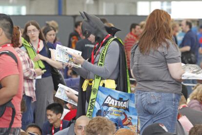 Garth Bauman disfrazado de Batman espera en la cola para entrar al Comic-Con de San Diego.