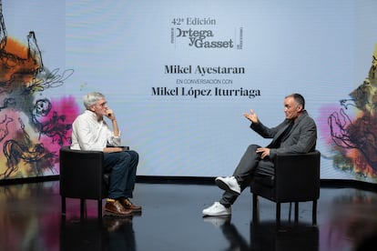 El galardonado Mikel Ayestaran y el periodista Mikel López Iturriaga conversan durante el encuentro.  

 
