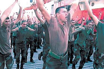Ensayos del regimiento de reclutas libaneses que participaron en el espectáculo de La Fura a bordo del 'Naumon' en Beirut.