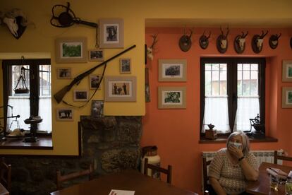 Interior del bar El Meirel, en Pola de Somiedo (Asturias), adornado con motivos de caza del oso y otras especies de la zona.