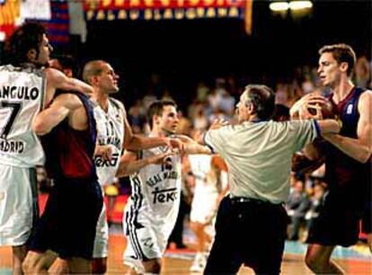 Lucio Angulo y Gasol son separados por los compañeros y por uno de los árbitros.