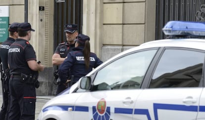 Agentes de la Ertzaintza, en una actuación en Vitoria.