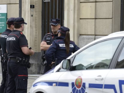 Agentes de la Ertzaintza en una actuación en Vitoria.