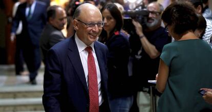 Cristobal Montoro tras el runion del Grupo Popular en el Congreso.