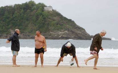 Un grupo de jubilados en la playa de la Concha (San Sebastián)