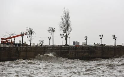 La costa de Buenos Aires este jueves recibe el azote de las agitadas aguas del río de la Plata.