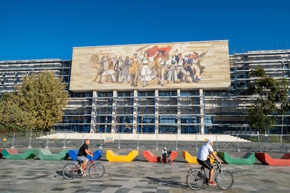Mural en la fachada del Museo Nacional de Albania, en la plaza de Skanderbeg, en Tirana.