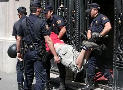 La policía ha detenido al centenar de personas que ha 'ocupado' el edificio del Casino de Madrid para protestar contra la crisis.