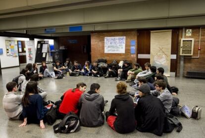 Jóvenes protestando en la entrada de la capilla de la facultad de Económicas de la Universidad de Barcelona.