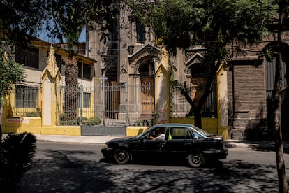 Un automóvil pasa frente a la iglesia de la Congregación Hijas de San José Protectora de la Infancia, el 30 de enero.