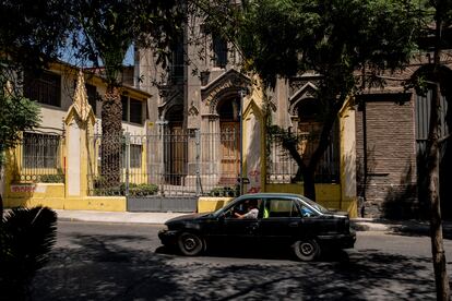 Un automóvil pasa frente a la iglesia de la Congregación Hijas de San José Protectora de la Infancia, el 30 de enero.