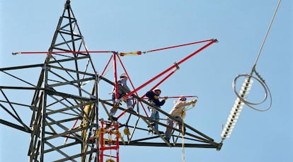 Operarios de Red Eléctrica trabajan en un tendido de alta tensión. 