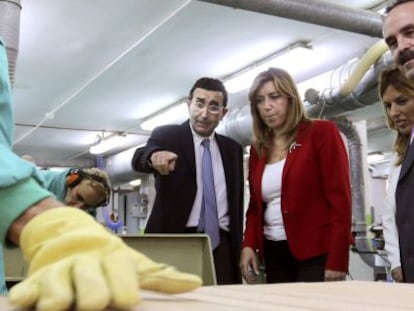 Susana D&iacute;az, durante una visita a un centro de discapacitados.