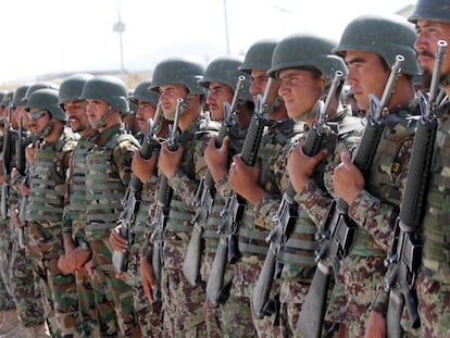 Varios soldados afganos participan en su ceremonia de graduaci&oacute;n. 