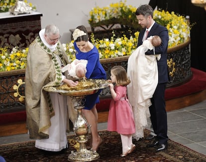 El príncipe Federico fue el encargado de llevar al pequeño Vicent a la pila bautismal -la misma en que han sido bautizados todos los miembros de la Casa Real danesa desde finales del siglo XVII-, mientras que la princesa Mary hizo lo propio con la pequeña Josephine.