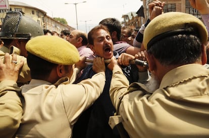 Policías indios reprimen una protesta de comerciantes en Srinagar (Cachemira).