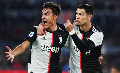 Dybala y Cristiano Ronaldo celebran un gol ante la Lazio.