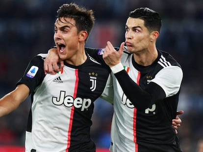 Dybala y Cristiano Ronaldo celebran un gol ante la Lazio.