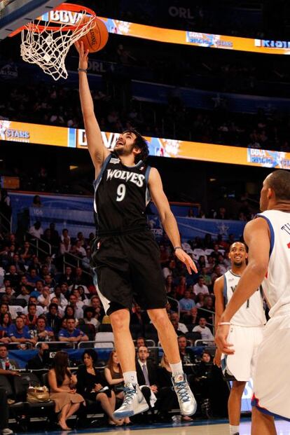 Ricky Rubio, que aportó 12 puntos, 7 asistencias y 3 rebotes en 21 minutos de juego, entra a canasta en una acción del partido.