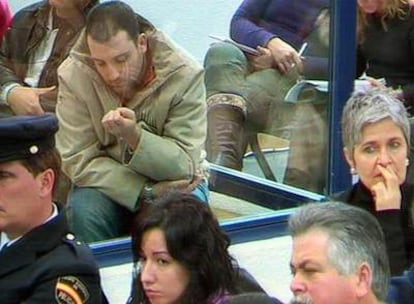 El ex minero José Emilio Suárez Trashorras (al fondo, a la izquierda) durante la quinta jornada del juicio.