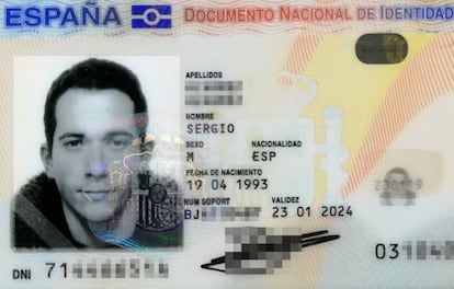 Carné de identidad de Sergio Álvarez, con un palillo en la boca.