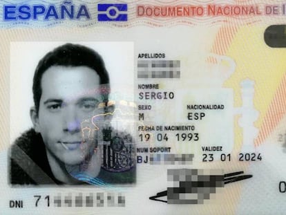 Carné de identidad de Sergio Álvarez, con un palillo en la boca.