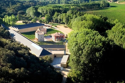 El proyecto de Rafael Moneo para esta bodega integra tres edificios históricos: el llamado palacio de Cabo de Armería (con una torre de sillería de 10 metros), una pequeña iglesia neoclásica dedicada a San Martín y una casona del siglo XVIII. Las construcciones nuevas se han proyectado con muros de hormigón abujardado y labrado para que se asemejaran a la pátina de la piedra.