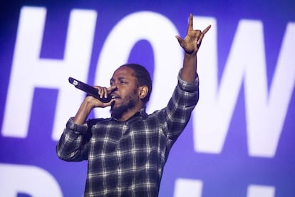 El rapero estadounidense Kendrick Lamar, ha sido aclamado por un público entregado a los reclamos de sus reivindicaciones sociales y raciales empoderado por su sencillez y su fuerza vocal, el 18 de julio de 2016.
