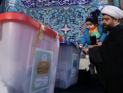 Un clérigo iraní votaba el día 1 en un colegio electoral en Teherán.
