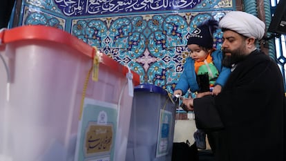 Un clérigo iraní votaba el día 1 en un colegio electoral en Teherán.