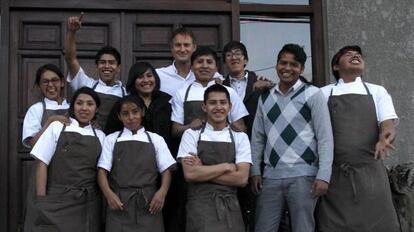 Pequeño equipo de cocineros que acaba de graduarse, junto a Claus Meyer.
