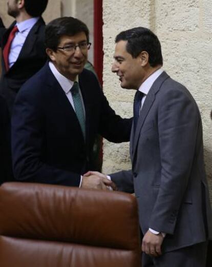 Juan Marín y Juan Manuel Moreno Bonilla, en el Parlamento el pasado 27 de diciembre.