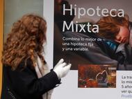 Una joven pasa por delante de un anuncio de hipotecas de una entidad bancaria, en una imagen de archivo.