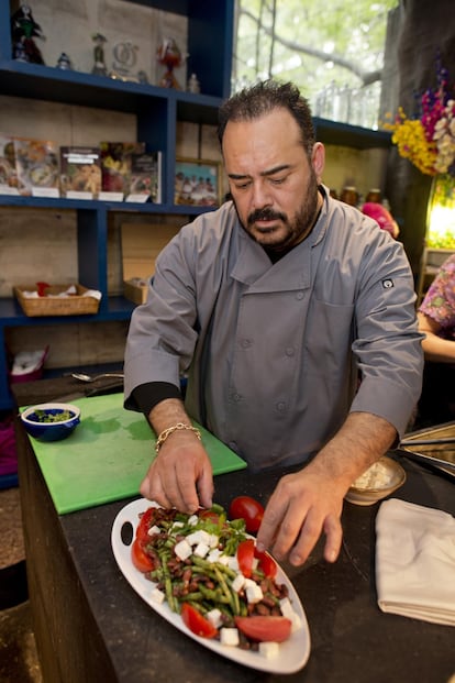 Los frijoles también son, de lejos, la legumbre más producida en América Central y el Caribe, con 1,7 millones de toneladas (la segunda son los garbanzos, con 172.000 toneladas). En la imagen, el chef mexicano Ricardo Muñoz Zurita prepara la ensalada Bean & Bean, a base de varios tipos de legumbres.