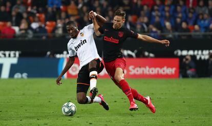 Geoffrey Kondogbia disputa el baln con Marcos Llorente durante el Valencia-Atltico de la pasada temporada celebrado en Mestalla. / Sergio Prez (REUTERS)