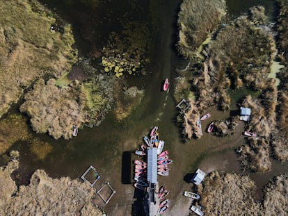 Vista aérea de un embarcadero del lago Titicaca. No hay cifras precisas de cuántas embarcaciones hay, porque la informalidad es alta. Pero se estima que son 1.675. Pincha en la imagen para ver la fotogalería completa. 