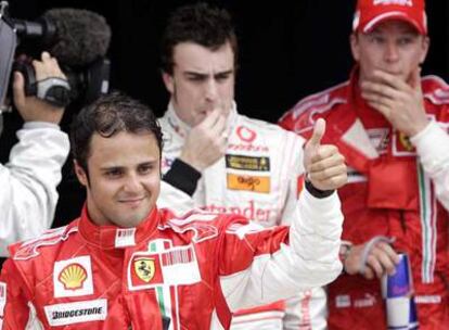 Massa saluda al público tras lograr la el primer puesto en la parrilla de Malaisia. Tras él, Alonso y Raikkonen.