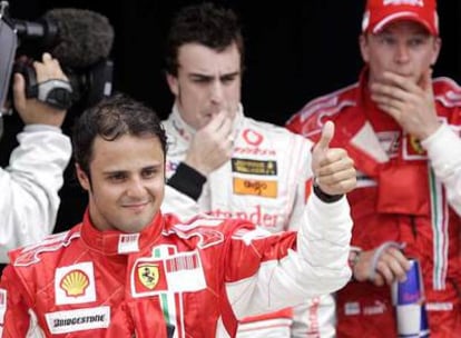 Massa saluda al público tras lograr la el primer puesto en la parrilla de Malaisia. Tras él, Alonso y Raikkonen.