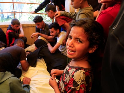 Familiares de un fallecido se lamentan durante el funeral en el campamento de Jan Yunis.