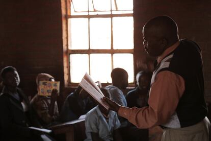 Con un profesor por cada más de 80 alumnos, la escuela primaria gestionada por la organización jesuita JRS tiene que hacer turnos para atender a todos. Faltan aulas, medios y profesores, y el absentismo obligado por las circunstancias de la vida en el campo es uno de los problemas. Chicos como Dany, de 16 años, aún siguen en primaria, porque la vida no les ha permitido avanzar más rápido. A Dany le gustan el inglés, las matemáticas y la ciencia. Y sonríe al contar que ahora suele ser el primero de la clase y que le gustaría ir a la universidad del campo.