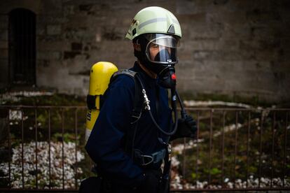 Un policía con el equipo de respiración para ambientes confinados que utilizan.